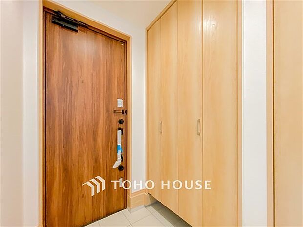 住まいの顔となる玄関は、落ち着きと華やぎの満ちた空間に。