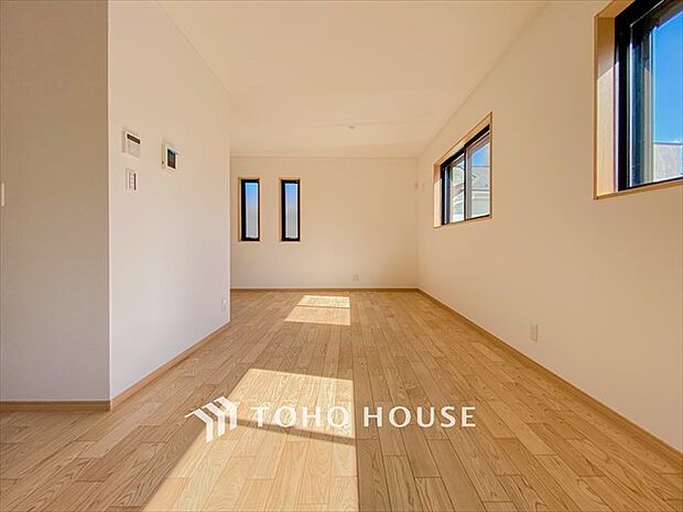 やわらかな陽射しがふりそそぎ、室内に開放感と爽快感をもたらします。