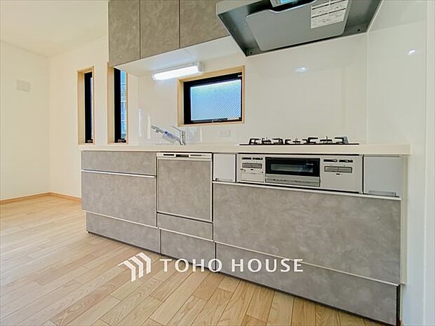 お手入れのしやすいすっきりしたシステムキッチンを採用しました。