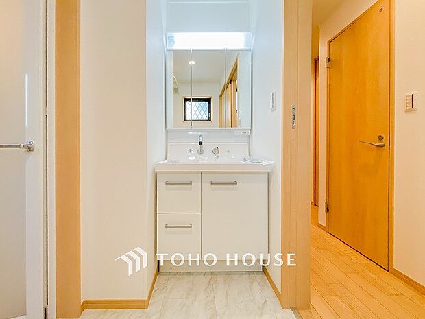 洗面台・洗面所三面鏡裏収納には化粧品や洗面用品類をすっきり整理できます。