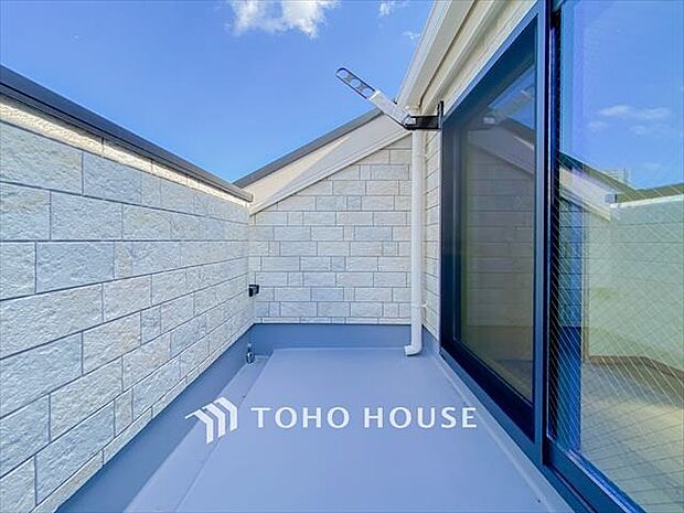 暮らしの中で光と風を演出してくれるバルコニー。のびかな景観も眺めることができます。