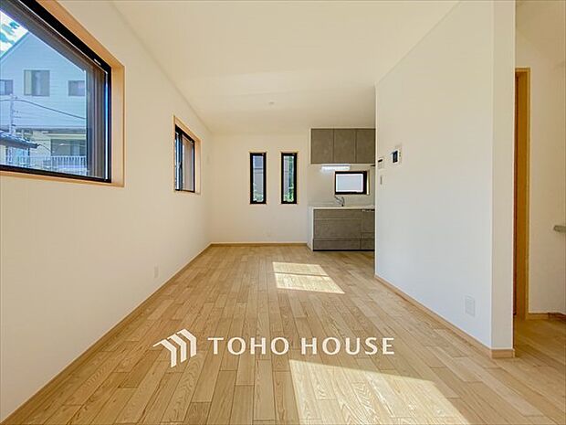 光と風があふれる開放的なリビングダイニングには自然と家族みんなが集まってきます。