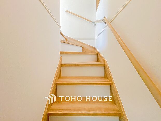 階段にはお子様やお年寄りに安心な手すりをご用意。