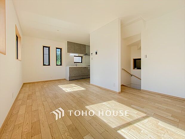 忙しい朝でも、しっかり家族が揃って食事をして頂けるゆとりある大きさのダイニングスペース。