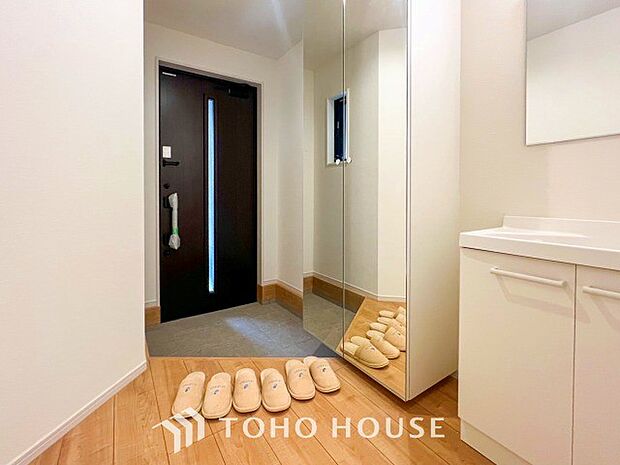 住まいの顔となる玄関は、落ち着きと華やぎの満ちた空間に。