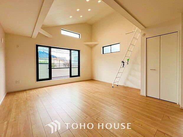 やわらかな陽射しがふりそそぎ、室内に開放感と爽快感をもたらします。