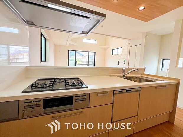 機能的で使い勝手のよさそうなキッチン。明るく清潔感があります。