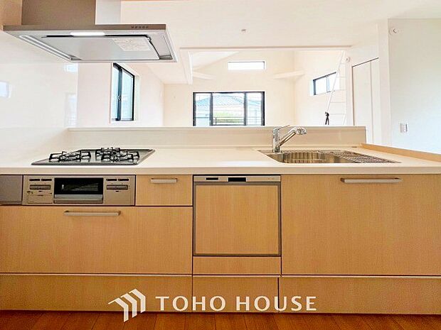 お手入れのしやすいすっきりしたシステムキッチンを採用しました。