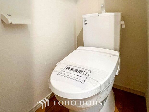 トイレはシンプルにホワイトで統一した温水洗浄付です。