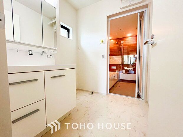 落ち着いた空間を演出するカラーと、ゆったりお使い頂ける広さが魅力のパウダールーム。