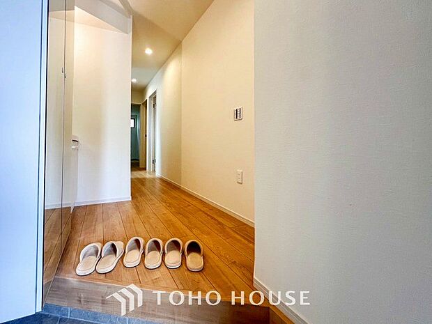 上質感漂う廊下。居住者の帰り、訪れる方を優しく迎え安らぎに満ちた生活空間を予感させます。