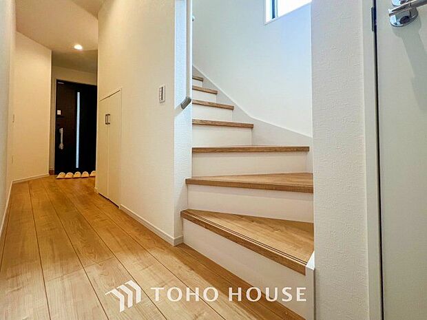 各フロアを結ぶ階段。集いの空間と一人の時間を楽しむプライベートルームをバランスよく繋いでいます。