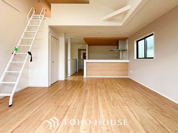 忙しい朝でも、しっかり家族が揃って食事をして頂けるゆとりある大きさのダイニングスペース。