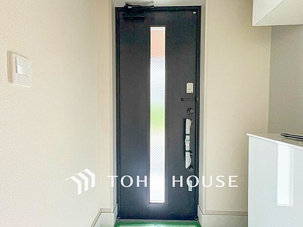 落ち着いた色を基調としていて、明るく優しい玄関となっています。