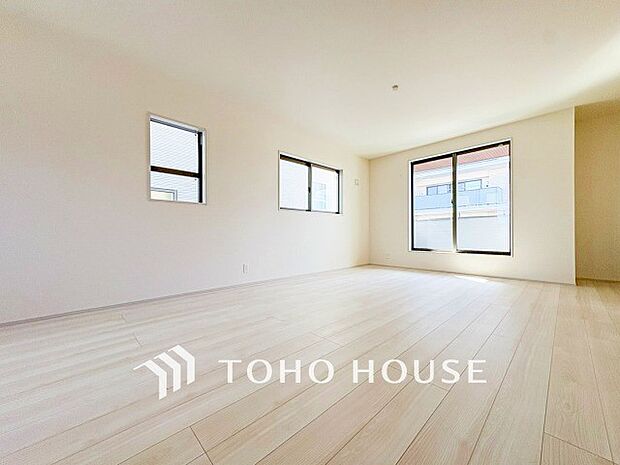 光と風があふれる開放的なリビングダイニングには自然と家族みんなが集まってきます。