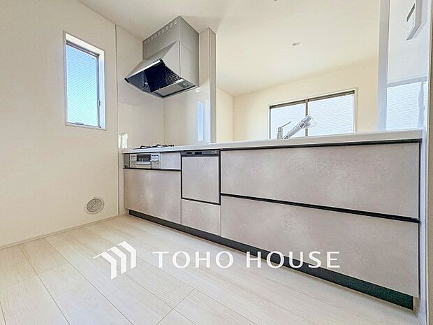 機能的で使い勝手のよさそうなキッチン。明るく清潔感があります。