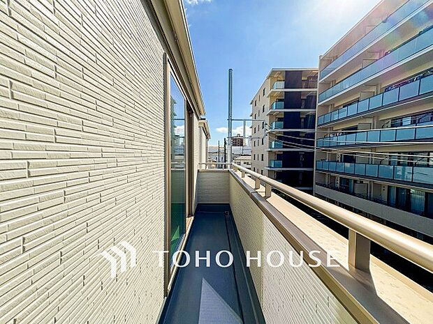 暮らしの中で光と風を演出してくれるバルコニー。