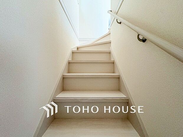 各フロアを結ぶ階段。集いの空間と一人の時間を楽しむプライベートルームをバランスよく繋いでいます。