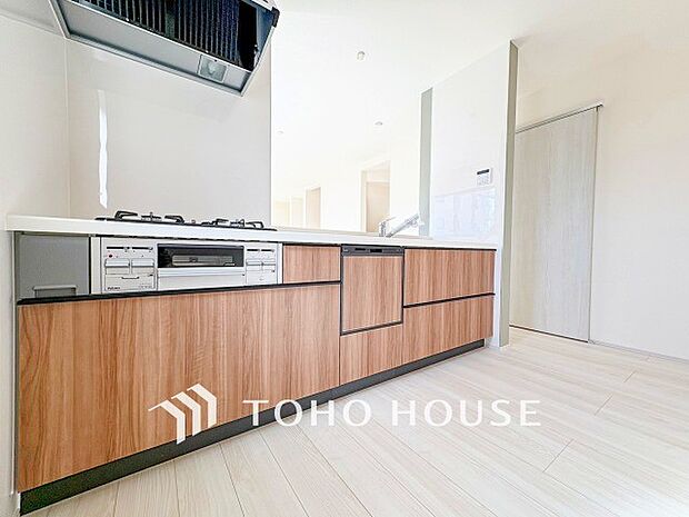 機能的で使い勝手のよさそうなキッチン。明るく清潔感があります。