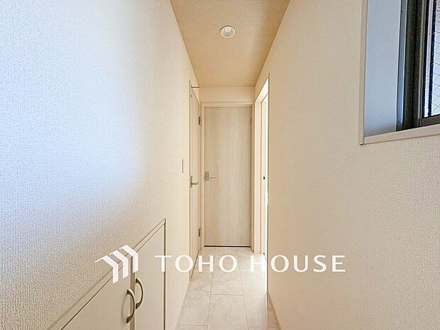 各フロアを結ぶ階段。集いの空間と一人の時間を楽しむプライベートルームをバランスよく繋いでいます。