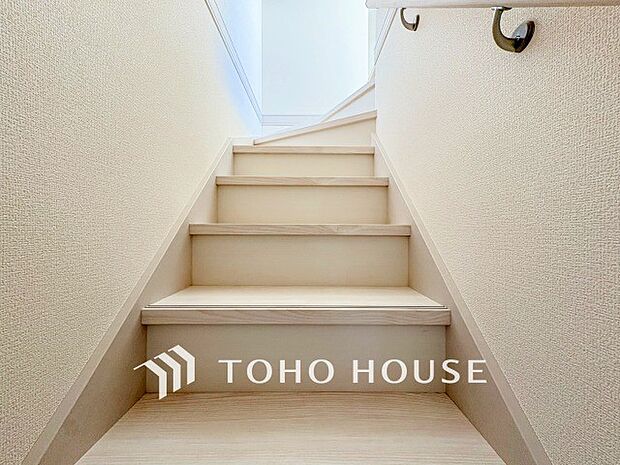 各フロアを結ぶ階段。集いの空間と一人の時間を楽しむプライベートルームをバランスよく繋いでいます。