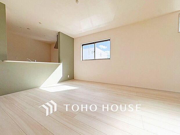 忙しい朝でも、しっかり家族が揃って食事をして頂けるゆとりある大きさのダイニングスペース。