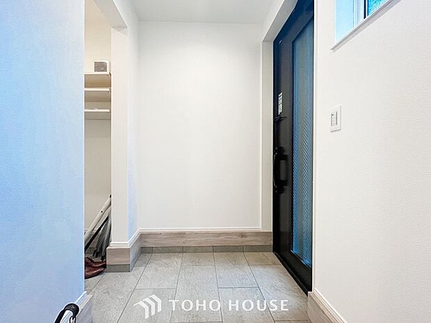 帰り着くたびに洗練されたテイストの空間に迎えられ誇りと喜びを感じる玄関まわりです。