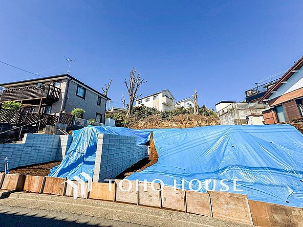 現地外観写真『快適』は「家」と「街」と「環境」が調和した時に訪れるだと改めて感じさせてくれます。