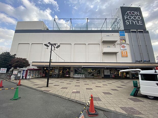 食料品、生活用品、衣料品など取り揃えるスーパー。専門店もあります。駐車場206台完備。