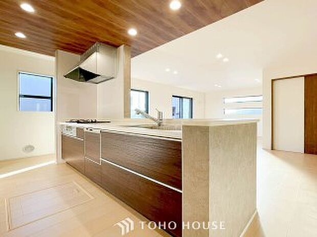 お手入れのしやすいすっきりしたシステムキッチンを採用しました。