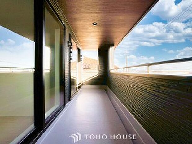 暮らしの中で光と風を演出してくれるバルコニー。