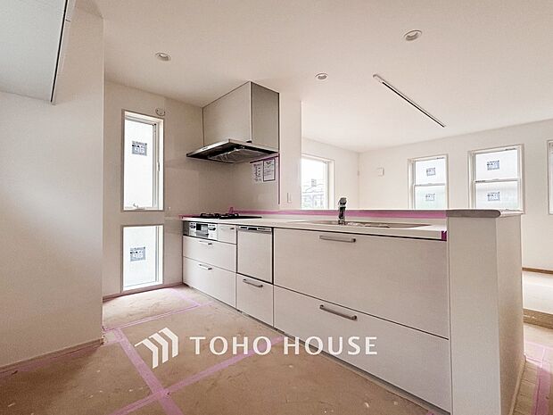 白で統一された清潔感溢れるキッチンスペース。