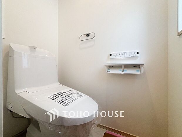 換気と明るさに配慮した清潔感溢れるトイレ。落ち着いた空間で安らぎのひとときをお過ごしいただけます。