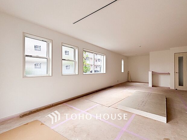 忙しい朝でも、しっかり家族が揃って食事をして頂けるゆとりある大きさのダイニングスペース。