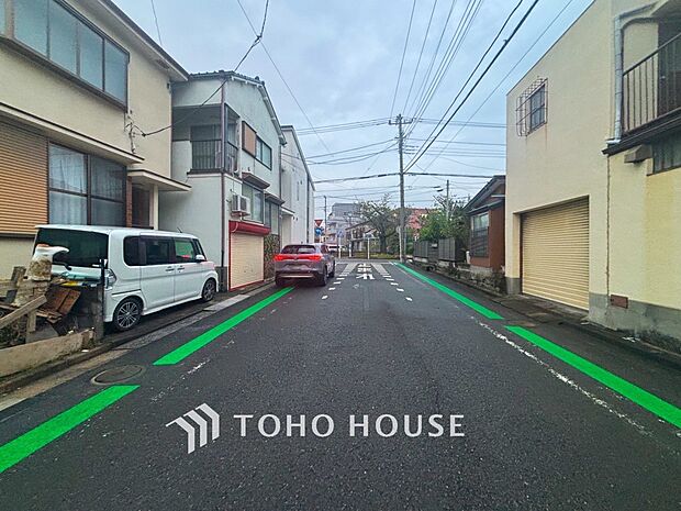 前面道路含む現地写真『快適』は「家」と「街」と「環境」が調和した時に訪れるだと改めて感じさせてくれます。