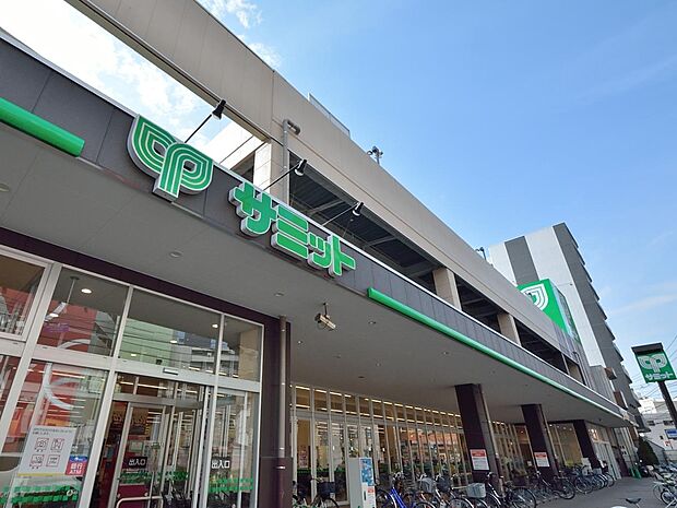 9時-深夜1時営業。水-金は均一セールが実施されています。パン屋が併設され焼き立てのおいしいパンも購入できます。