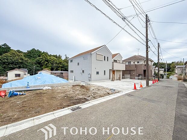 前面道路含む現地写真『快適』は「家」と「街」と「環境」が調和した時に訪れるだと改めて感じさせてくれます。