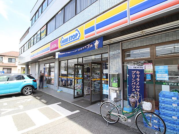 24時間営業。お弁当やお惣菜、パンなどをはじめ、生活用品、お酒、たばこなども取り揃えています。