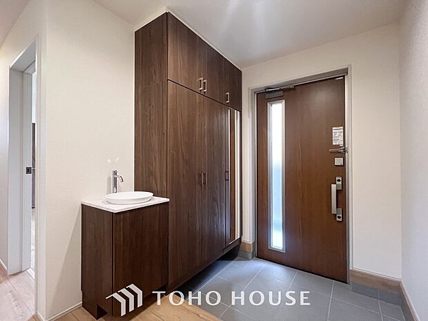 明るくコントラストのある、開放感と清潔感を兼ね備えた玄関。