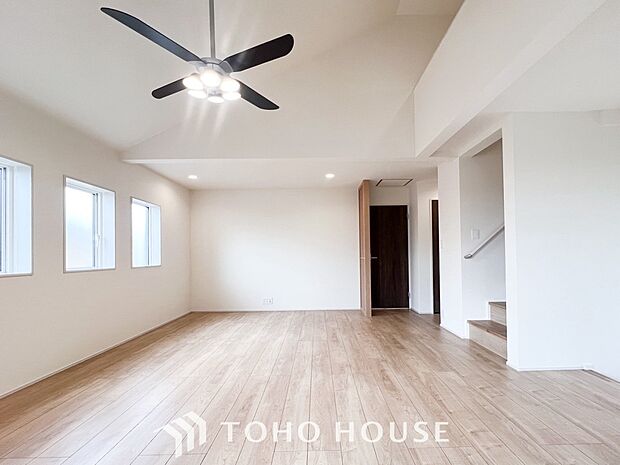 やわらかな陽射しがふりそそぎ、室内に開放感と爽快感をもたらします。