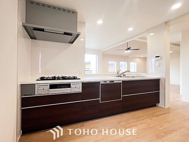 お手入れのしやすいすっきりしたシステムキッチンを採用しました。