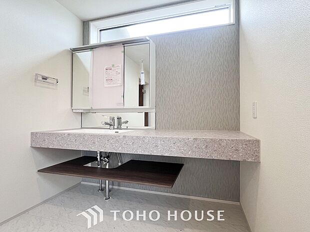 洗面台・洗面所十分な大きさの洗面台は、朝の慌ただしい時間でも余裕とゆとりを感じて頂けます。