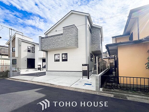 住む人を映し出す洗練された佇まいは、いつまでも輝き続けながらいつしか街の風景に溶け込んでいきます。