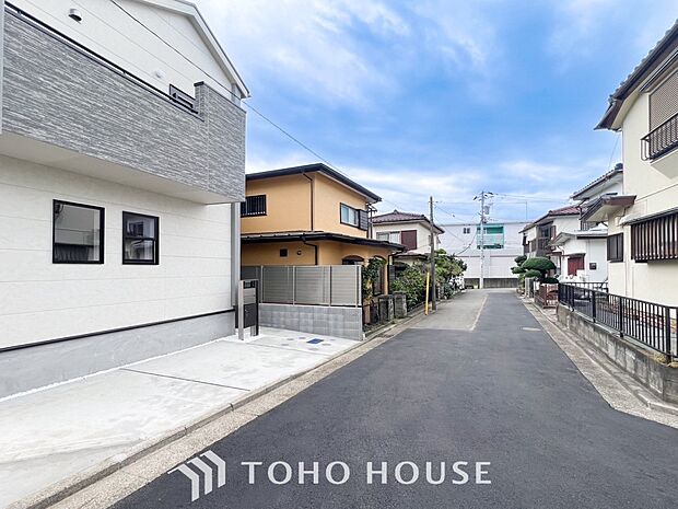 前面道路含む現地写真『快適』は「家」と「街」と「環境」が調和した時に訪れるだと改めて感じさせてくれます。