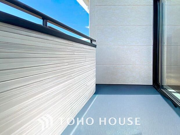 暮らしの中で光と風を演出してくれるバルコニー。