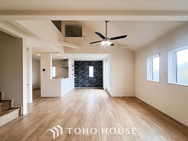 ご家族みんながゆったり寛げる広々リビング。上質な時間を育む暮らしのメインステージです。