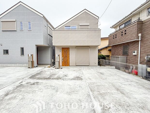 住む人や訪れる人やさしくエスコートする玄関アプローチ。