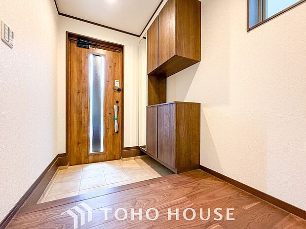 落ち着いた色を基調としていて、明るく優しい玄関となっています。