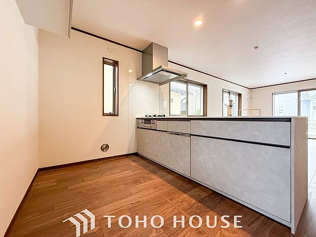 機能的で使い勝手のよさそうなキッチン。明るく清潔感があります。