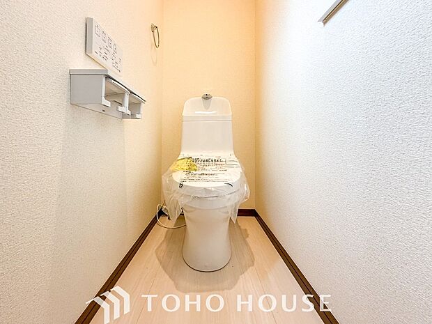 換気と明るさに配慮した清潔感溢れるトイレ。落ち着いた空間で安らぎのひとときをお過ごしいただけます。